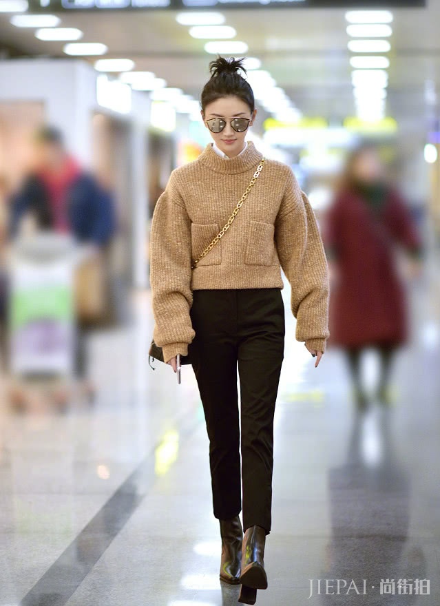 景甜裙摆在舞台上鼓成一个球,一下台就扁了