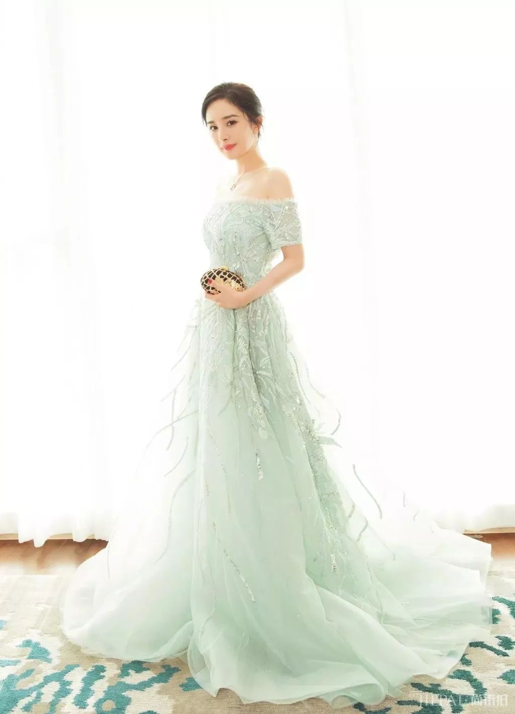 半个娱乐圈都在卷的爆火“仙女烫”发型，谁换谁美