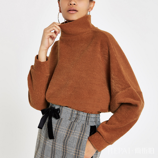 高领纯色毛衣怎么搭配 环绕颈部的温暖魅力