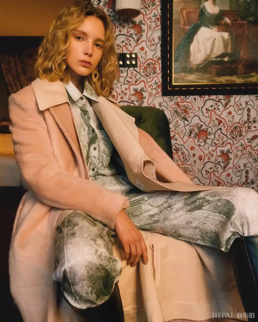 最值得投资的大衣除了黑驼灰，还有这两个色