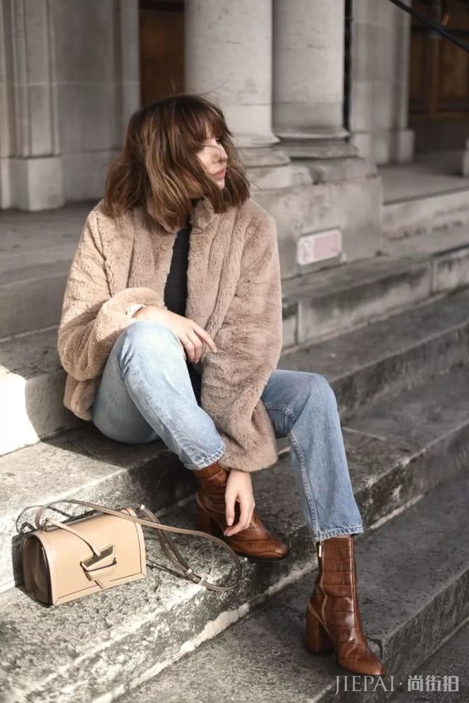 粉+灰、驼+白，这几个颜色穿在一起叫“看起来很贵”！