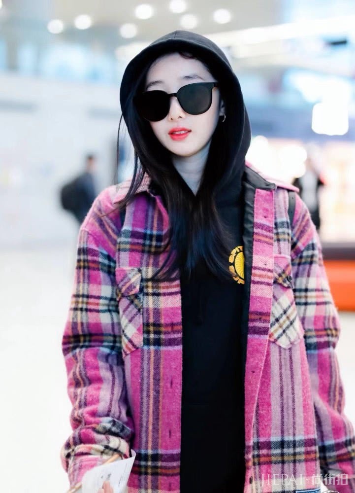蒋梦婕机场街拍撞衫杨幂,穿同一款粉色格纹外套,美得像少女