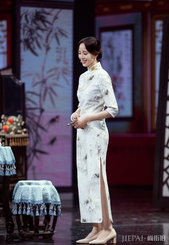 张钧甯终于穿旗袍了，《我就是演员》中白色旗袍唯美动人，真漂亮