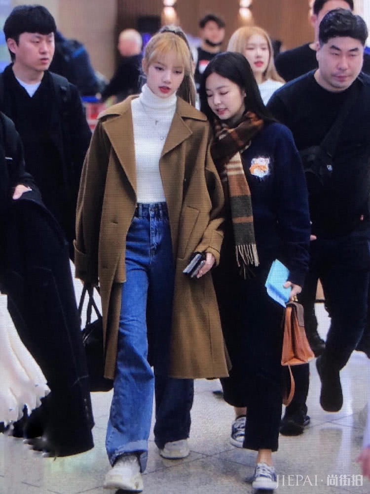 韩国女团Lisa穿垮肩大衣，Jennie露脚跟
