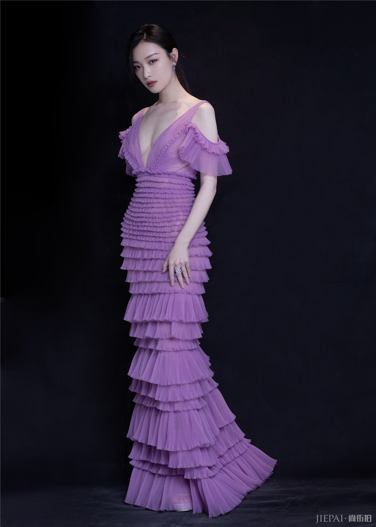 倪妮仗着高级脸和好气质穿出了满分,深V都开到腰了