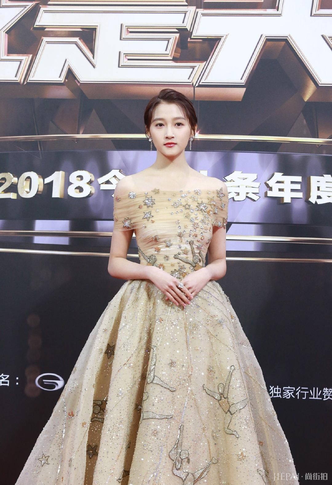 关晓彤一袭金色星星裙高调走红毯,无敌气质闪耀全场!