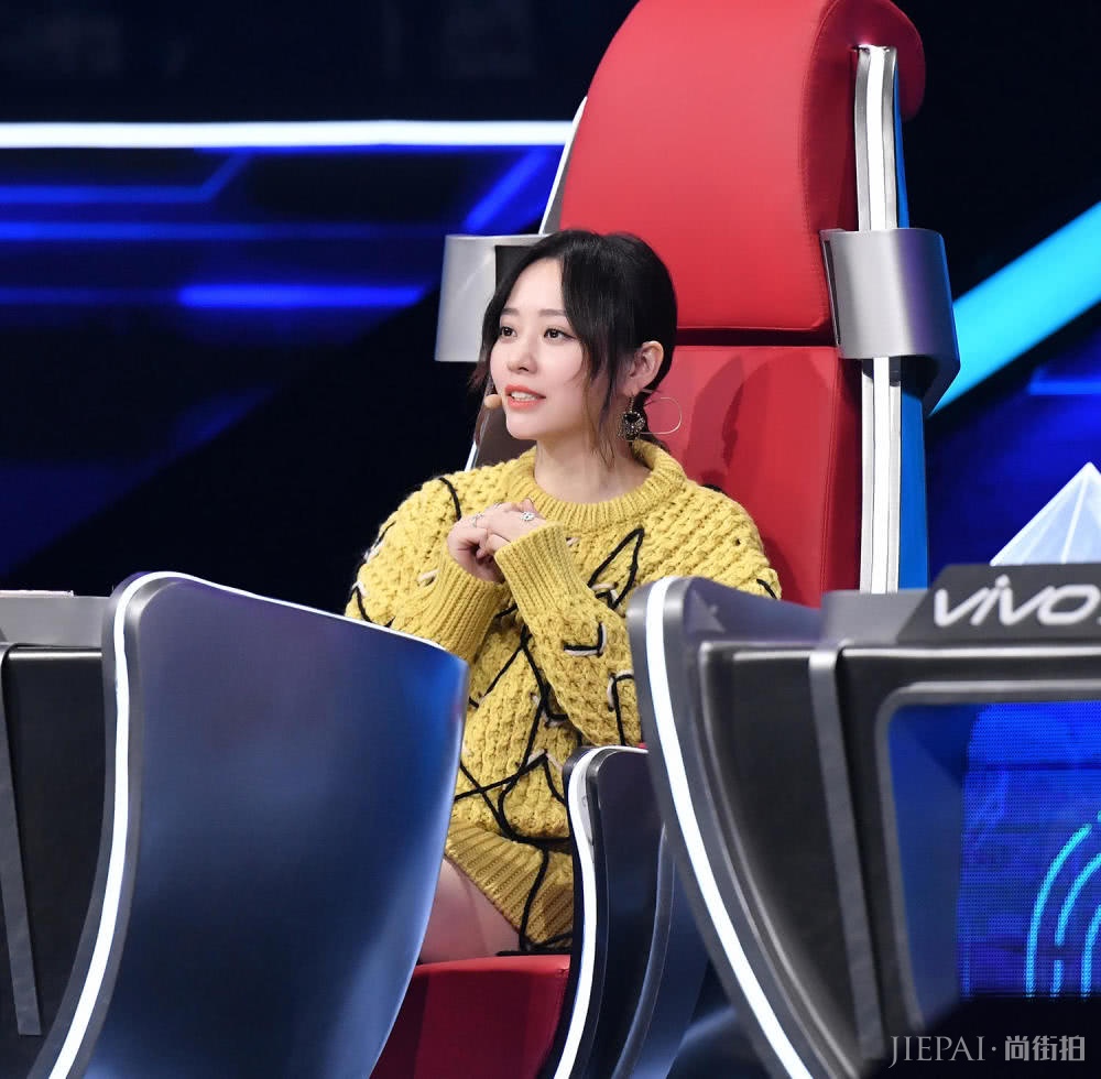 张靓颖参加综艺节目《梦想的声音》,微卷刘海搭配黄色毛衣嫩回少女