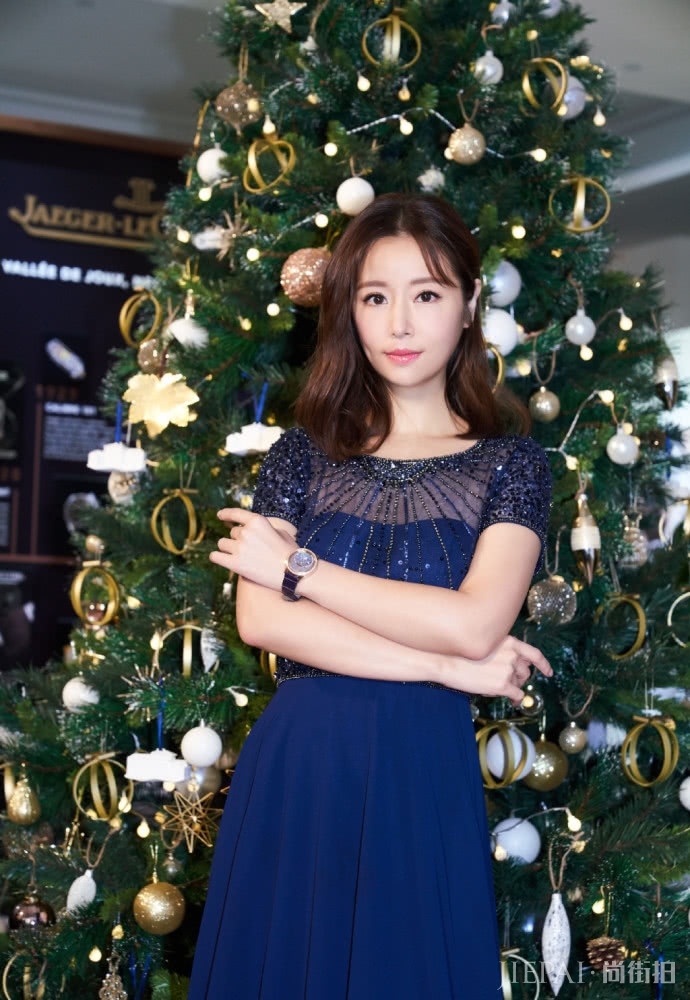 林心如穿拖地蓝裙优雅又减龄，美人美到骨子里了