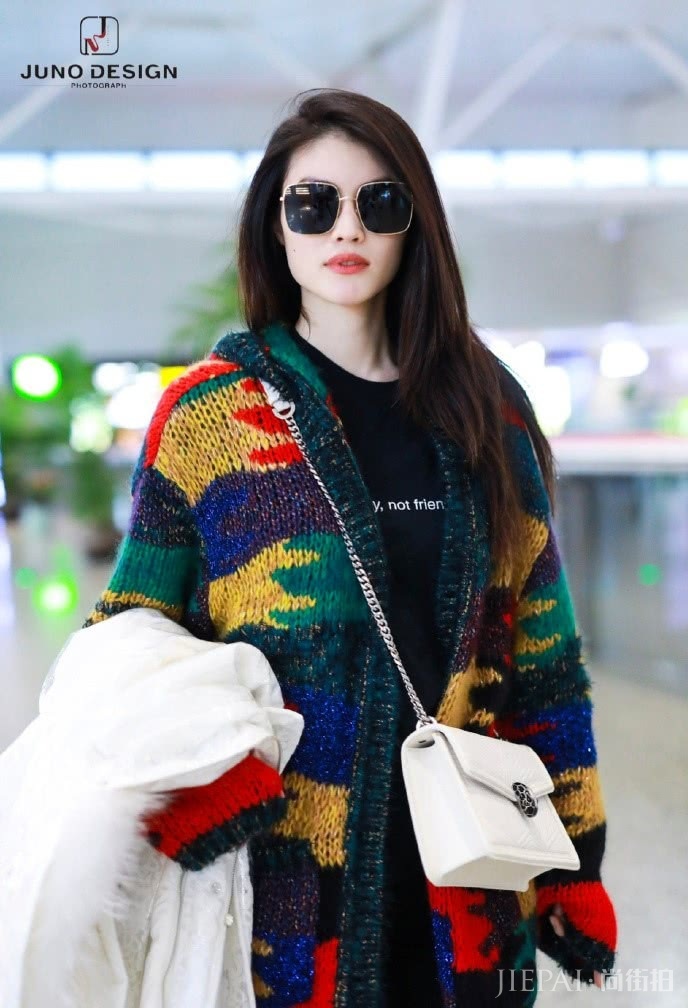 何穗穿针织衫搭紧身裤就能又帅又美