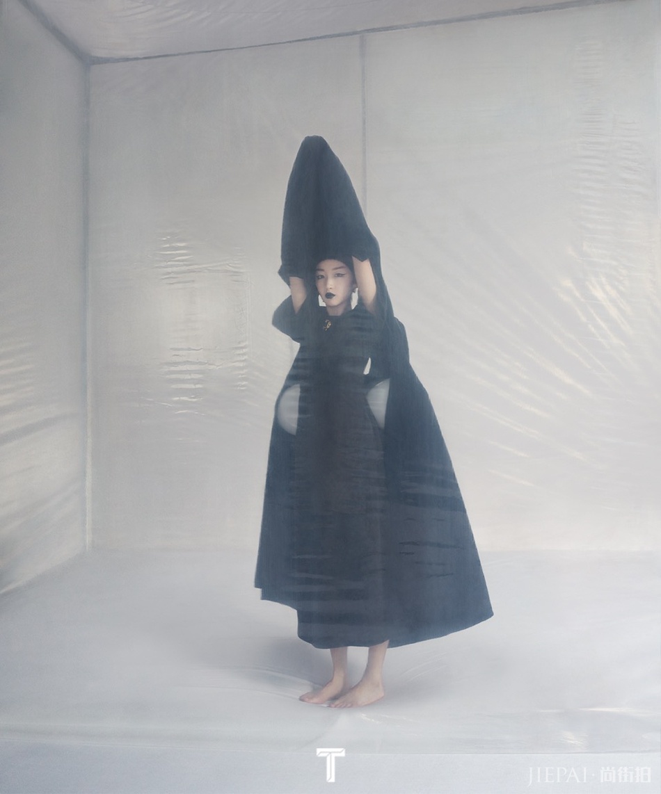 周冬雨封面大片曝光 俏皮鬼马演绎百变精灵