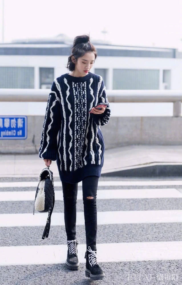 简约风格穿搭示范:毛衣+牛仔裤轻松搞定你的出街搭配