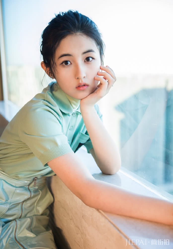 张子枫扎丸子头,换双高跟鞋秒变女神,美到了骨子里了。