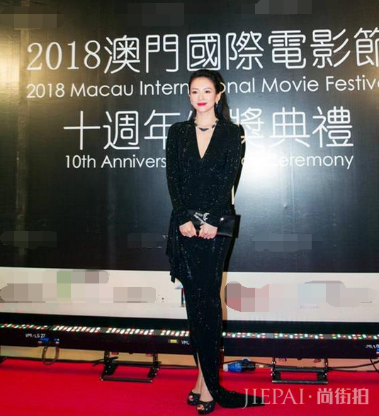 章子怡获影后穿水钻礼服,踩松糕鞋上台领奖,人美就可以放肆穿?