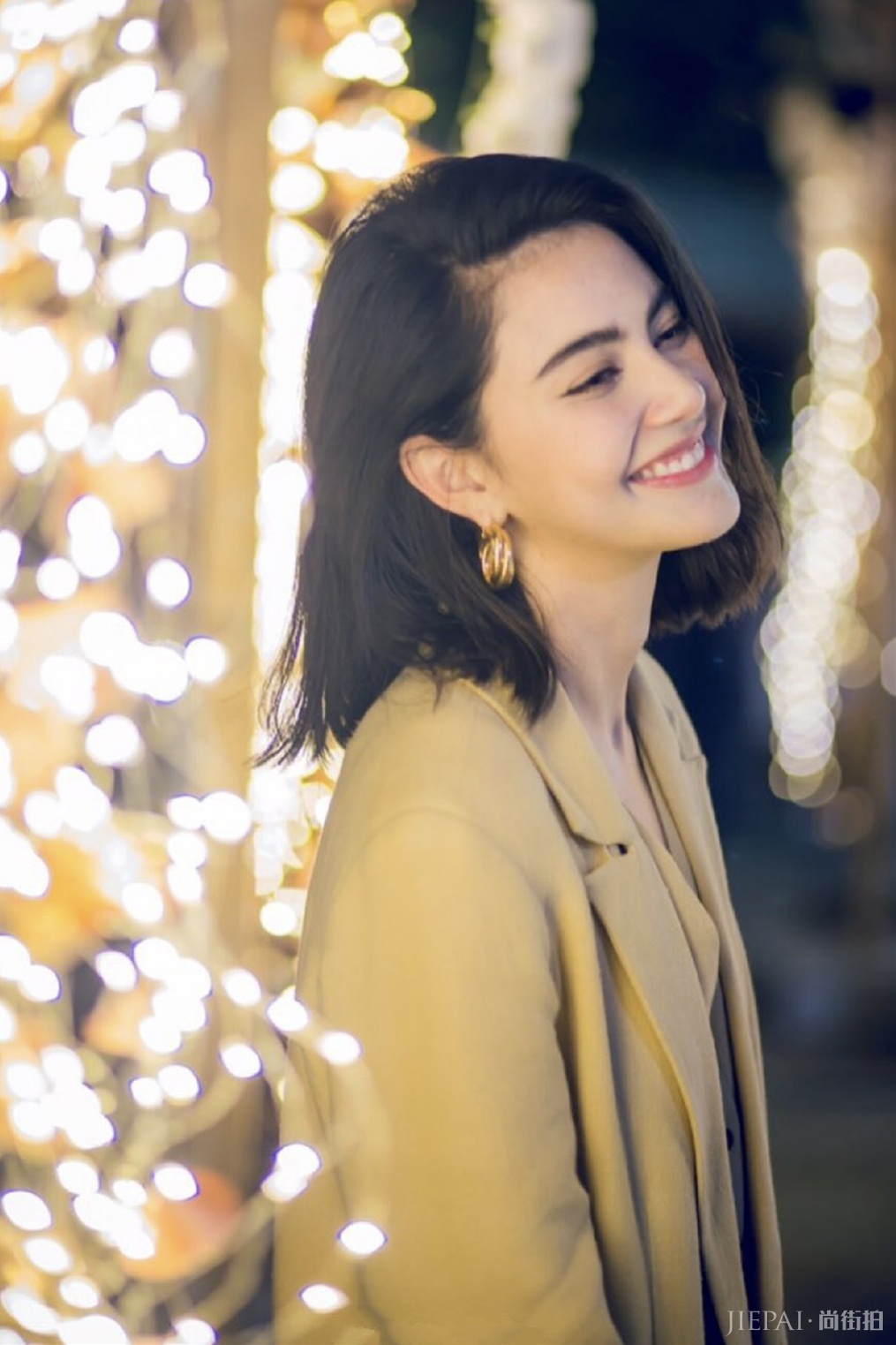 泰国小花Mai实力惊艳！参加婚礼穿的攻气十足，怕是要抢新郎风头