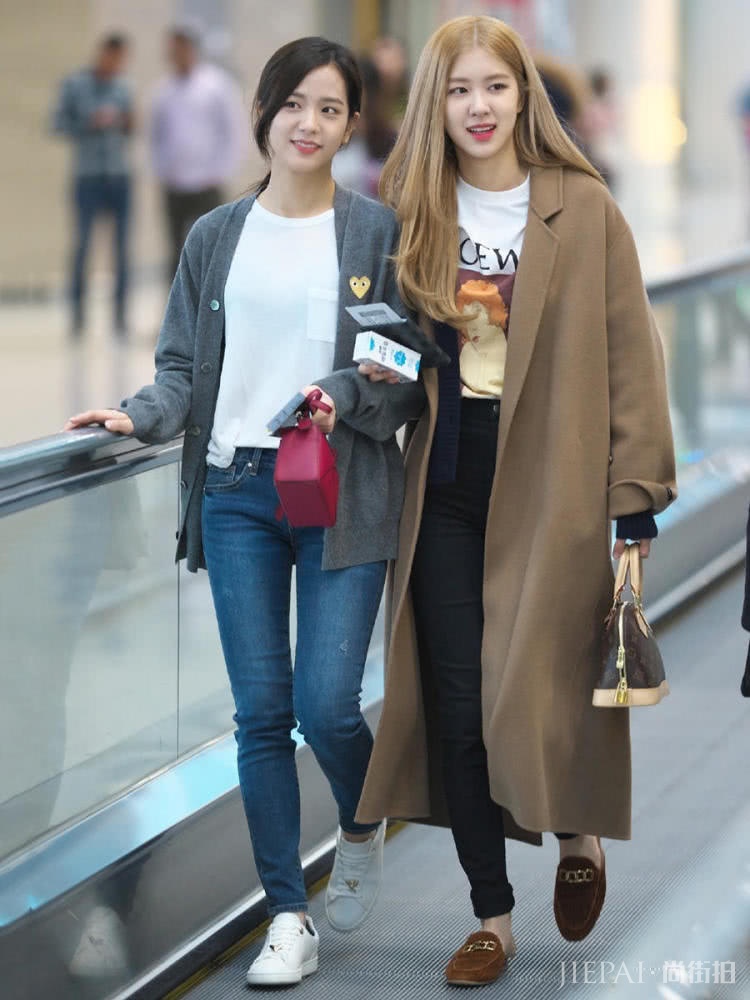韩国女团Lisa穿垮肩大衣，Jennie露脚跟