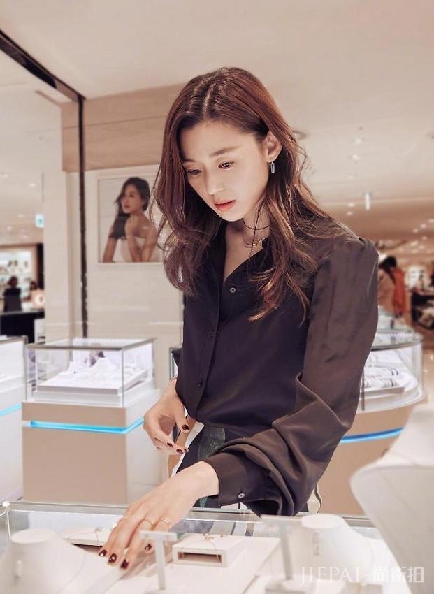 全智贤棉服配拖地连体裤超显腿短,一般人真无法驾驭