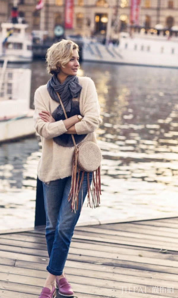 简约风格穿搭示范:毛衣+牛仔裤轻松搞定你的出街搭配