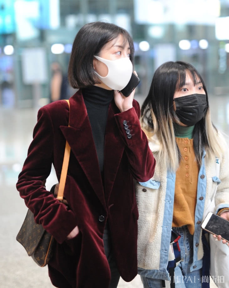 李溪芮穿加绒棉裤依旧细成“豆芽腿”!