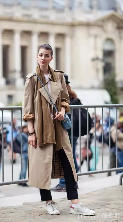 冬季大衣搭配小白鞋，穿出满满活力!