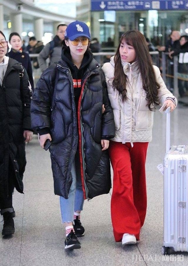 杨紫穿应援羽绒服走机场,内搭卫衣换个色显白太多,实力宠粉