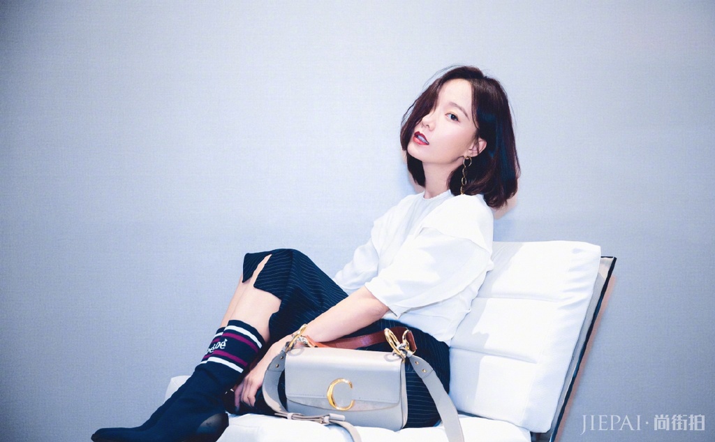 王珞丹棉服搭配牛仔裤青春靓丽,美出了新天际