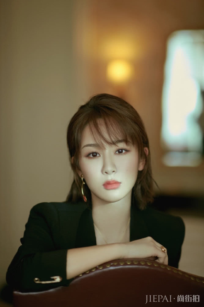 杨紫穿黑色西装出席活动,气质俱佳大玩“轻熟女”风