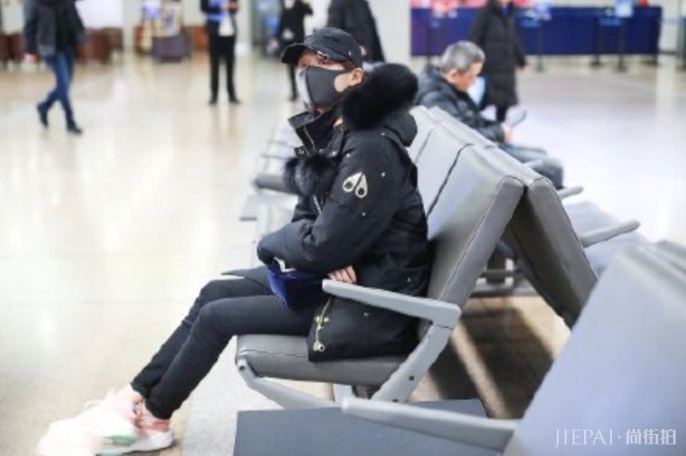 “国民闺女”关晓彤现身机场，一身黑酷帅十足，很是接地气