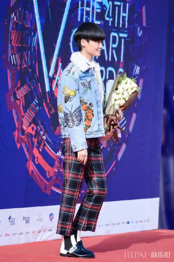 蔡依林两次撞衫李宇春,这回挑战长款羽绒服,小个子的她能赢吗?