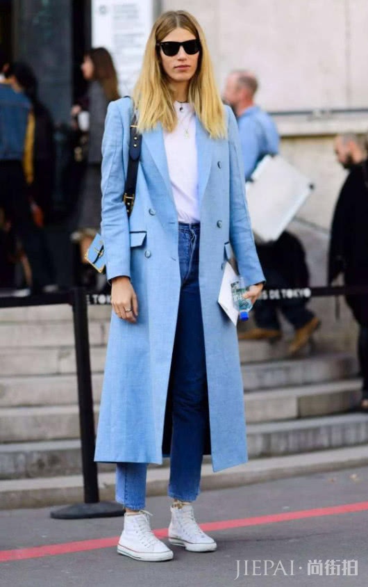 大衣配什么好?大衣搭配小白鞋活力十足