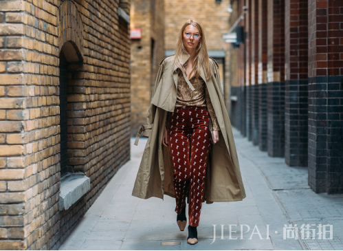 印花衬衫搭配什么外套?混搭优雅都是女人味的诠释