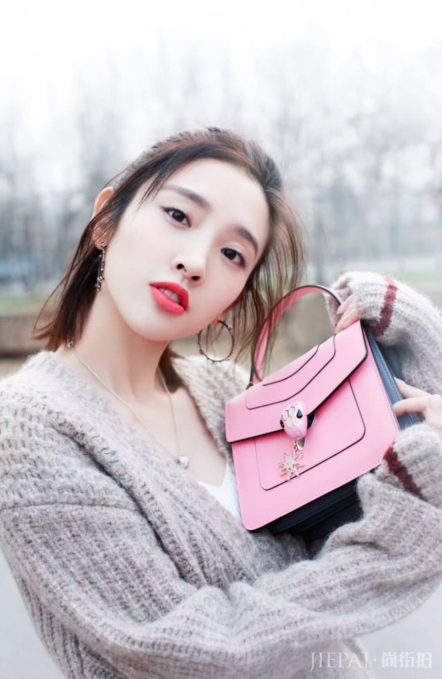 唐艺昕抽屉裤搭配毛衣,超洋气!