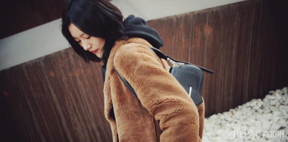 刘雯背2万普拉达凹造型,大衣却成最大亮点!