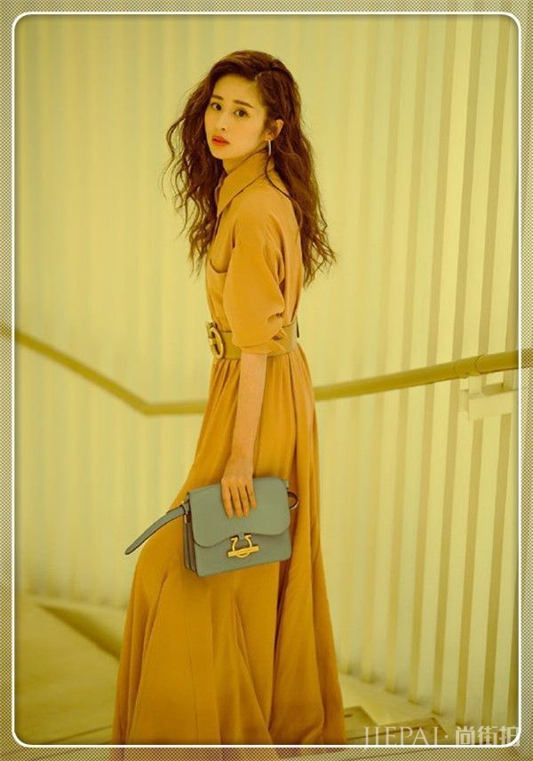 颖儿一头黄卷发性感炸天!