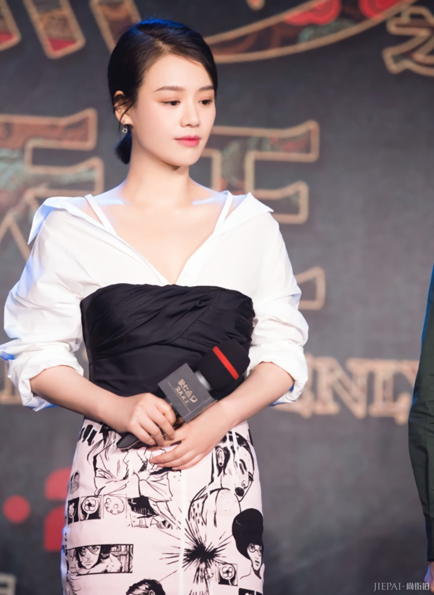 马思纯衣服上的一“兜”毁造型！