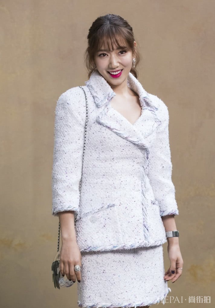 朴信惠这造型真是没眼看了,显胖20斤不止还矮了10厘米,醉了