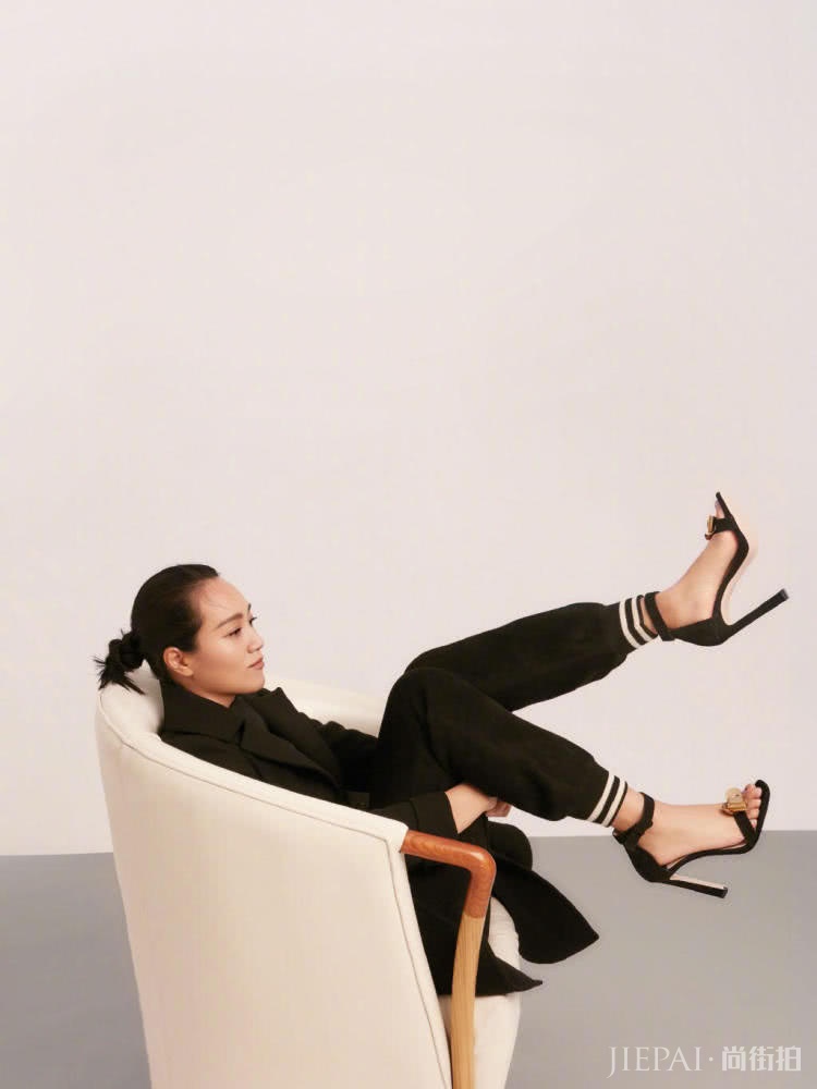 朱丹穿运动裤配高跟鞋,摩登感十分!