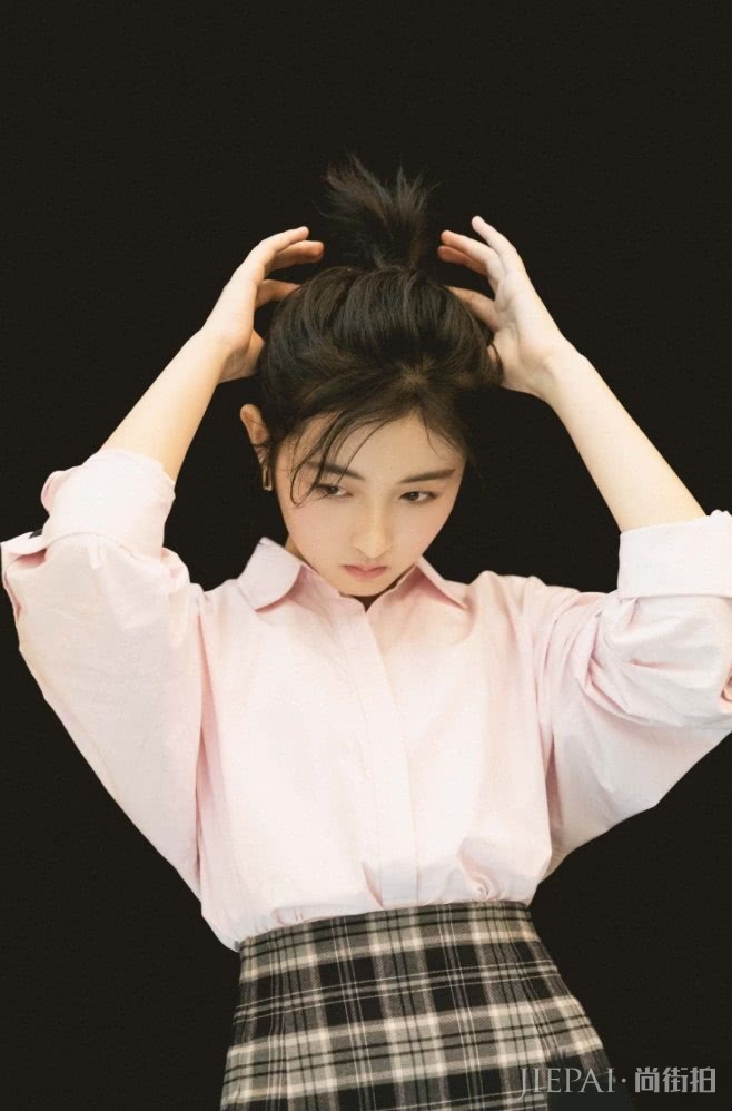 张子枫把“稻草”当裙穿,这才时髦有个性!