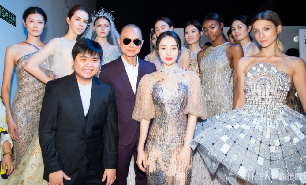 董璇太惊艳!穿修身亮片裙秀“S”身材,美的不像样