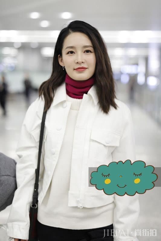 李沁的外套里面叠穿两件毛衣, 脖子上露出一抹中国红, 看着好美!