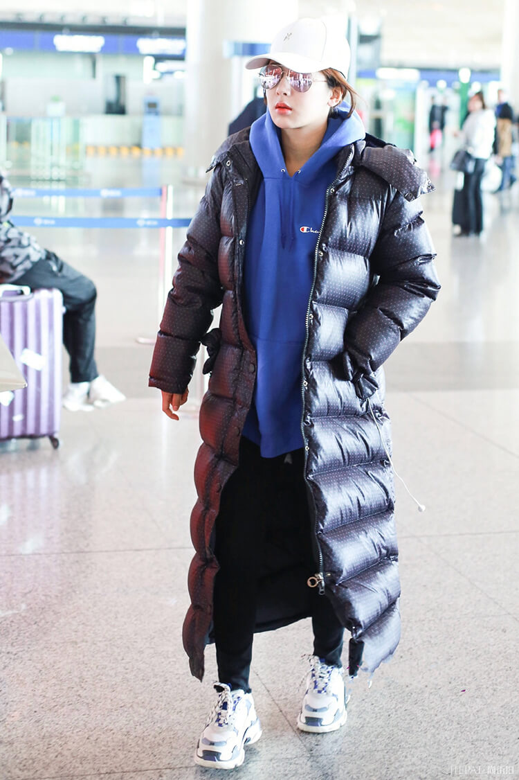 杨紫穿应援羽绒服走机场,内搭卫衣换个色显白太多,实力宠粉