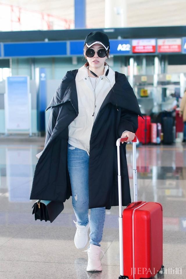 张靓颖机场又穿大羽绒服瘦腿裤,只是换个发型最少年轻10岁!