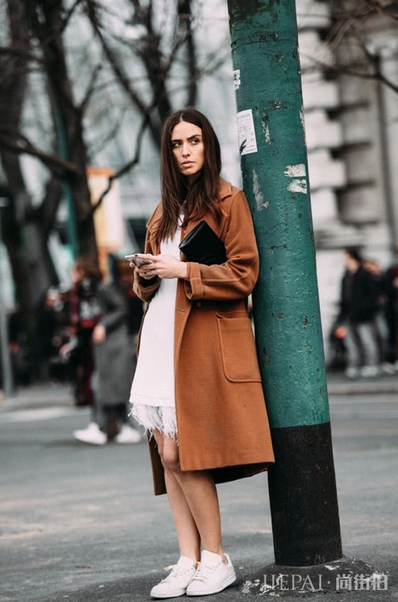 大衣配什么好?大衣搭配小白鞋活力十足