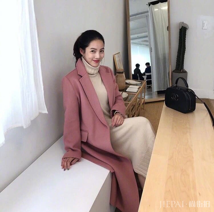 大衣+裙装，搭出冬季优雅俏皮职场气质风格