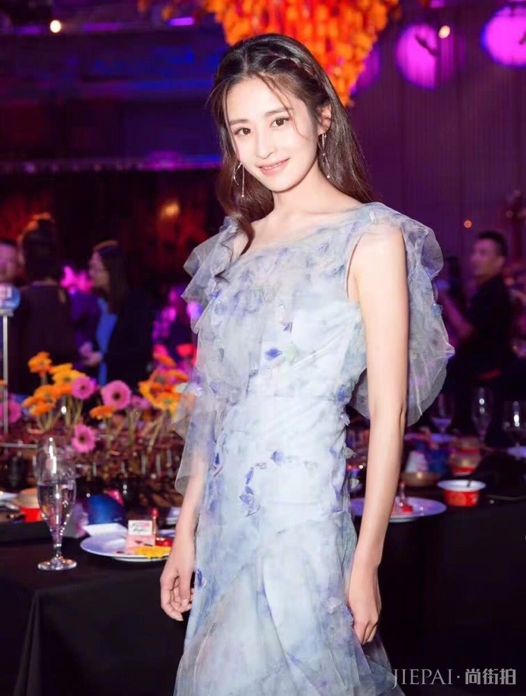 颖儿气质越来越好了,低马尾搭白色衬衣知性优雅又美丽