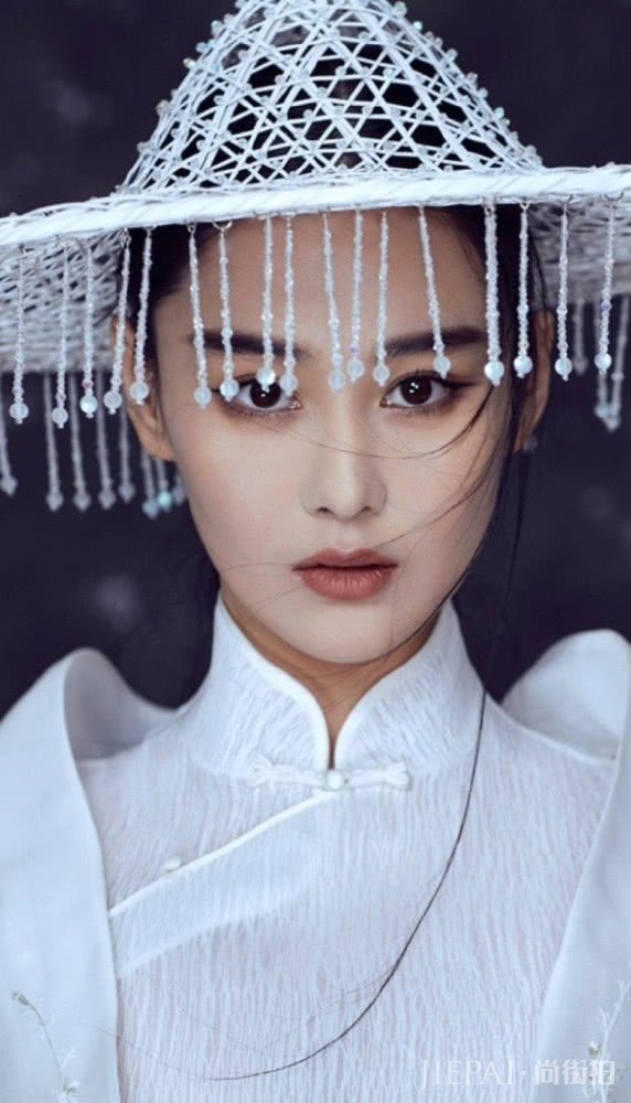 张馨予化身侠女,眼神灵动气质卓越,英气十足!