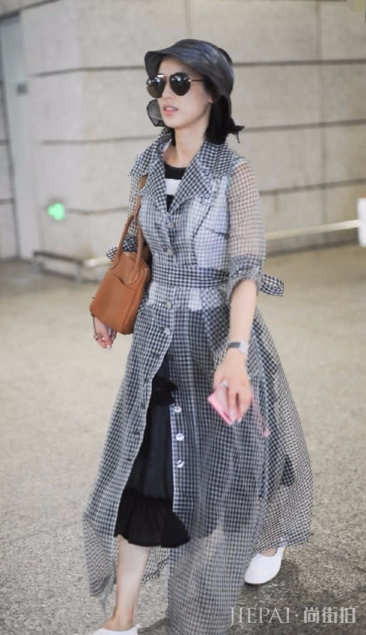 黄圣依用塑料袋做成的帽子,还挺潮?