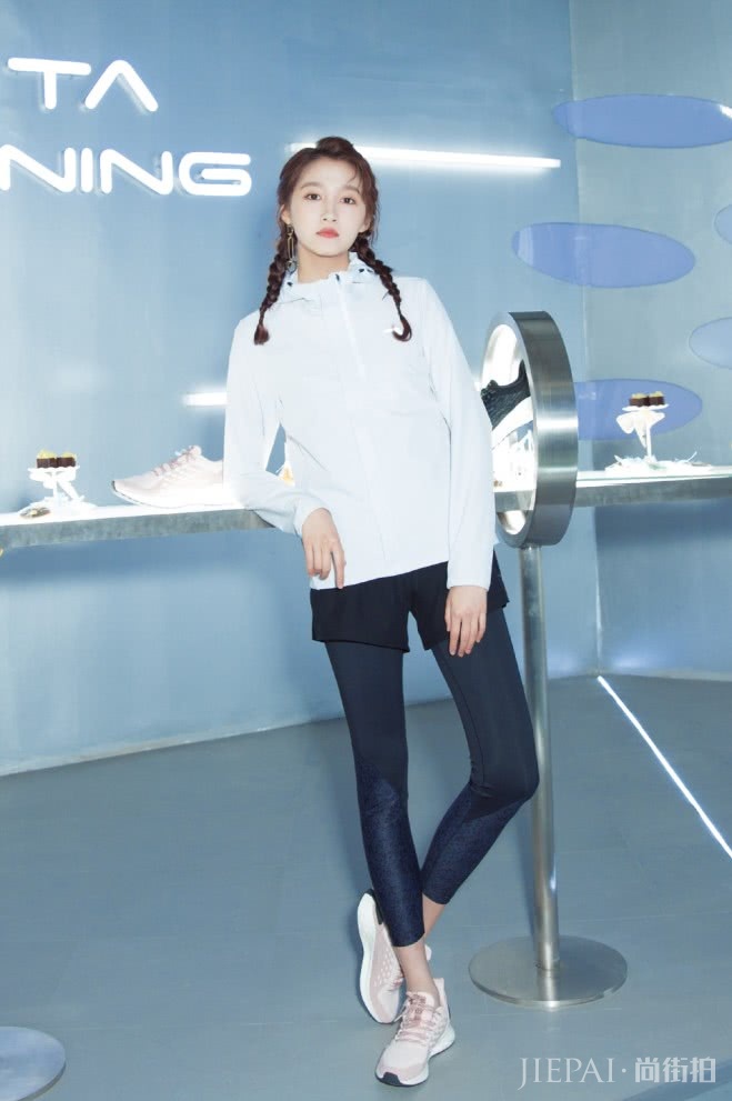 关晓彤这条“蚂蚁裤”，秀“钢筋腿”妥妥的