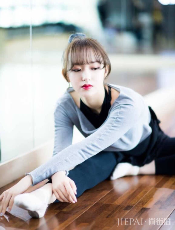 程潇参加《亲爱的客栈》,长直发搭配羽绒服清纯又仙气