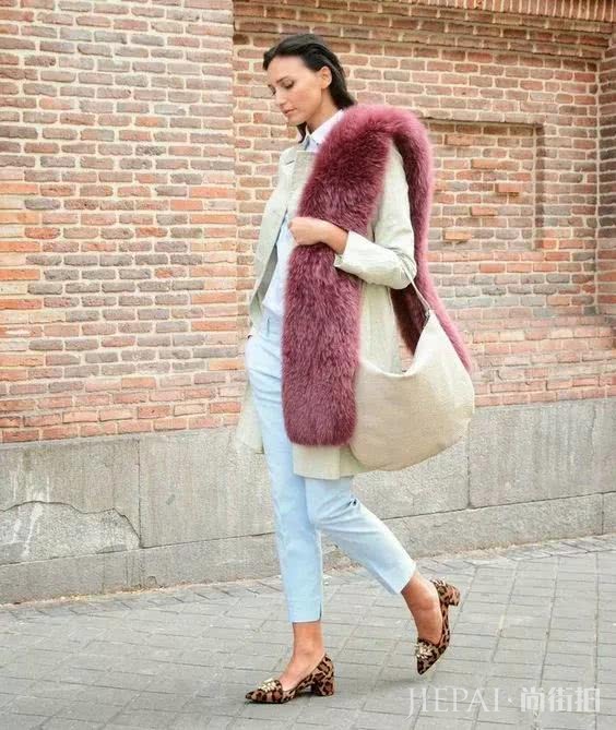 欧美街拍 时尚潮人只靠一条“围巾”立马变优雅