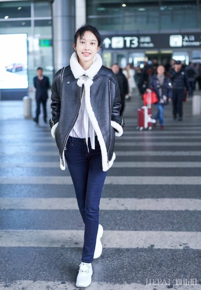 张俪剪短发搭配连衣裙气场开挂,重新美回20岁